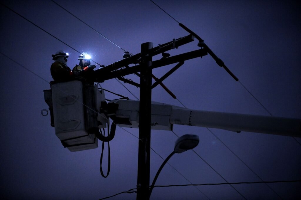 7 Critical Technologies and Devices to Keep During Long-Term Power, Fuel, or Internet Failures 1 R scaled 1